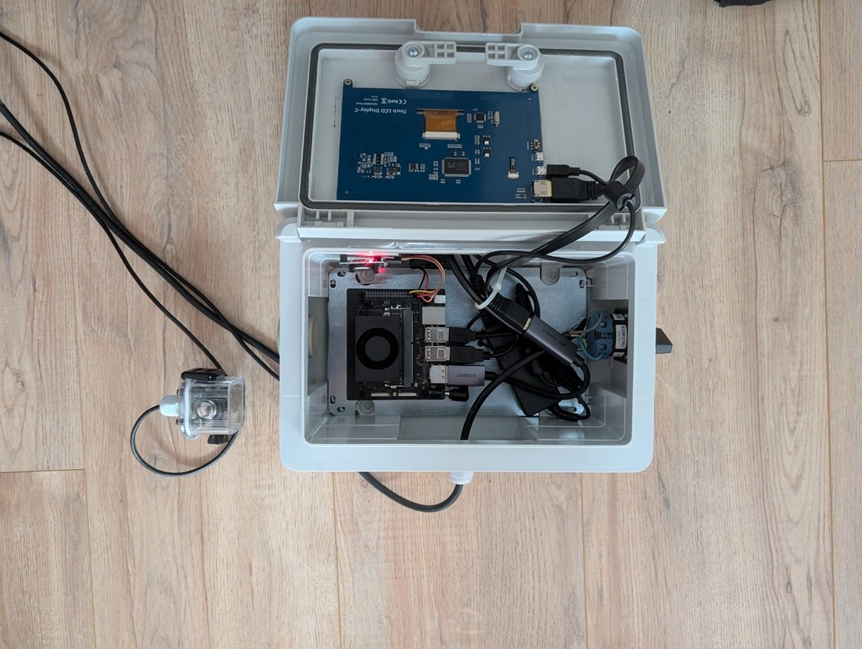 Boîtier ouvert montrant le Jetson Orin Nano et la caméra USB